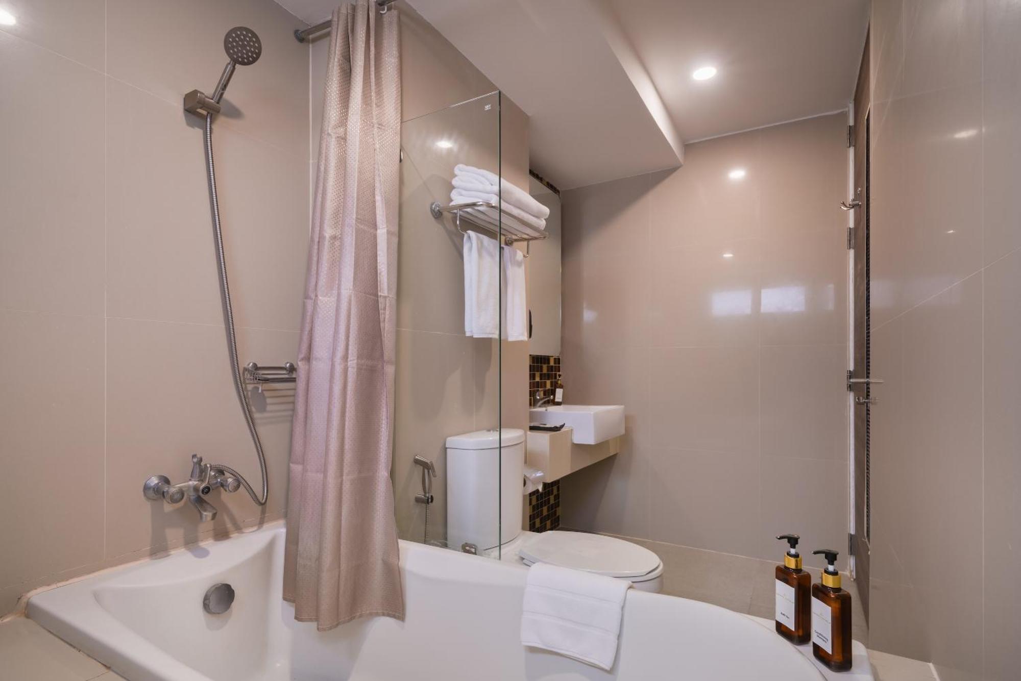 Aspira Suites Sukhumvit 20 Банкок Екстериор снимка