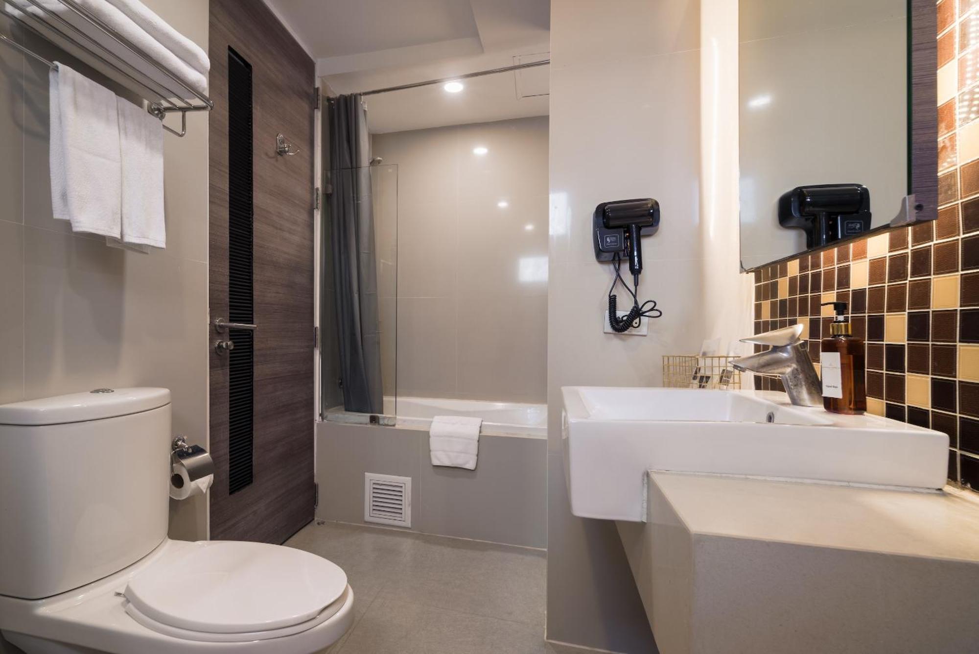 Aspira Suites Sukhumvit 20 Банкок Екстериор снимка