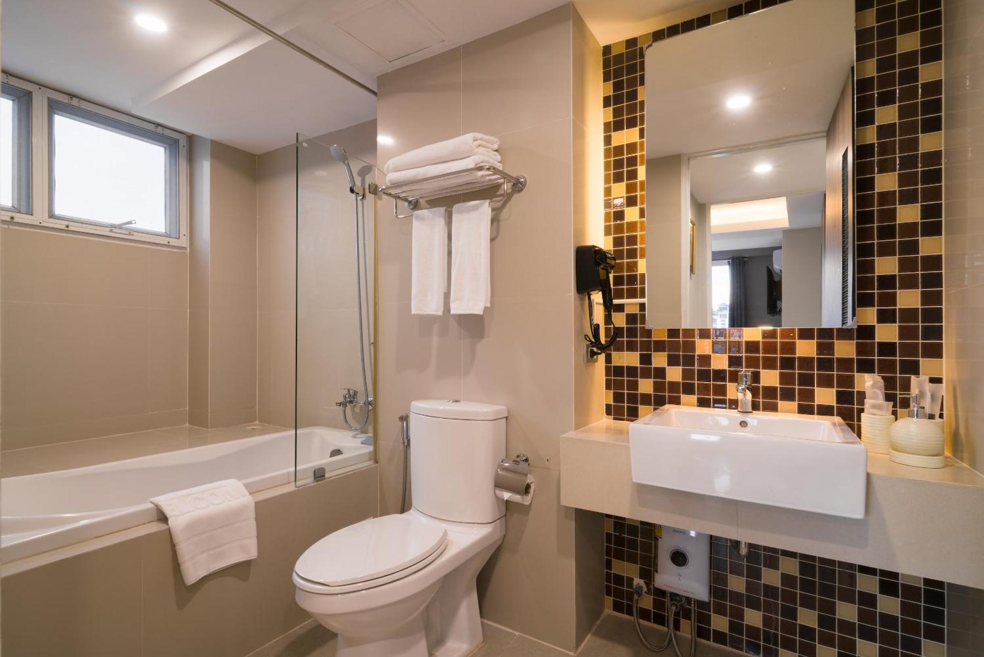 Aspira Suites Sukhumvit 20 Банкок Екстериор снимка