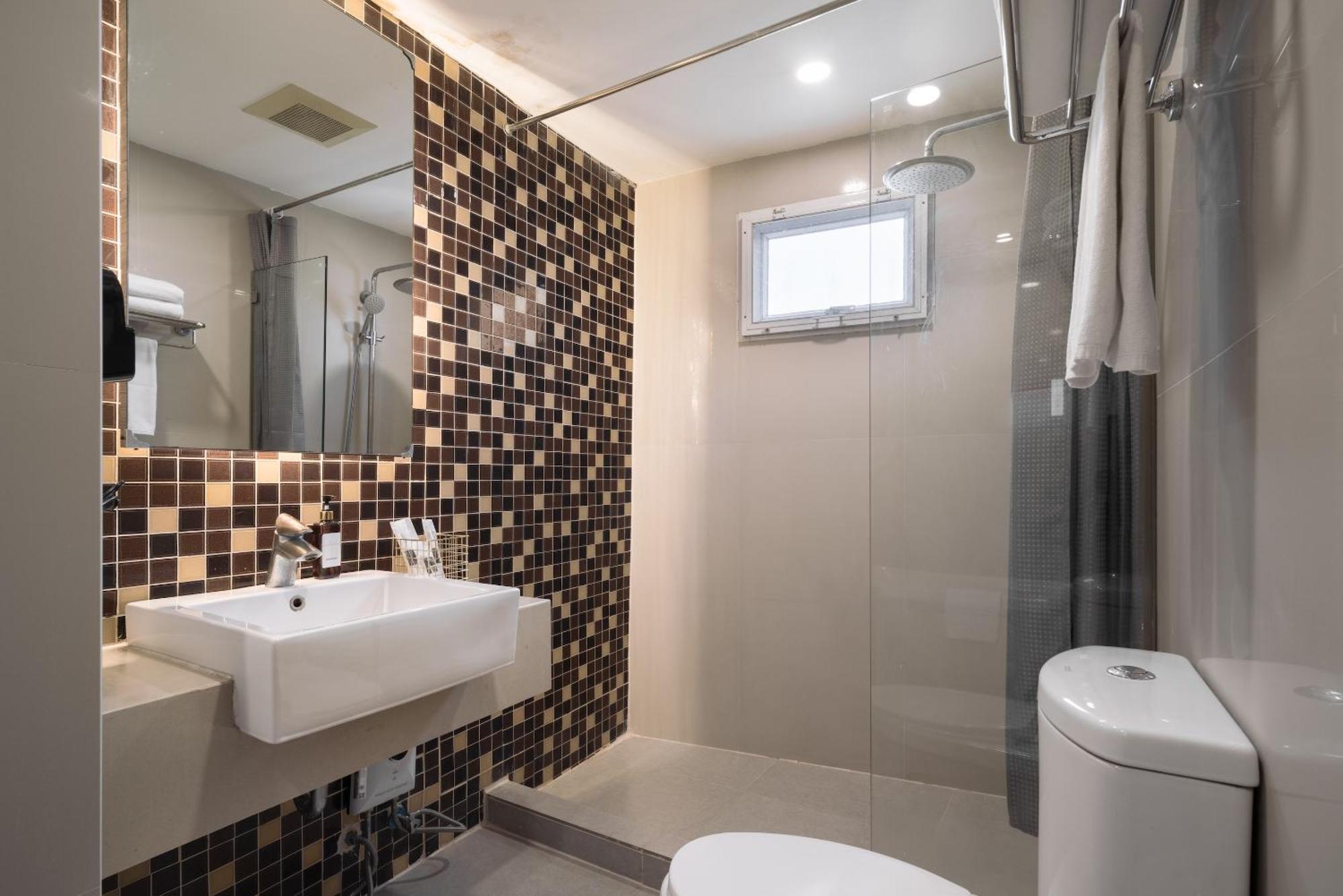 Aspira Suites Sukhumvit 20 Банкок Екстериор снимка