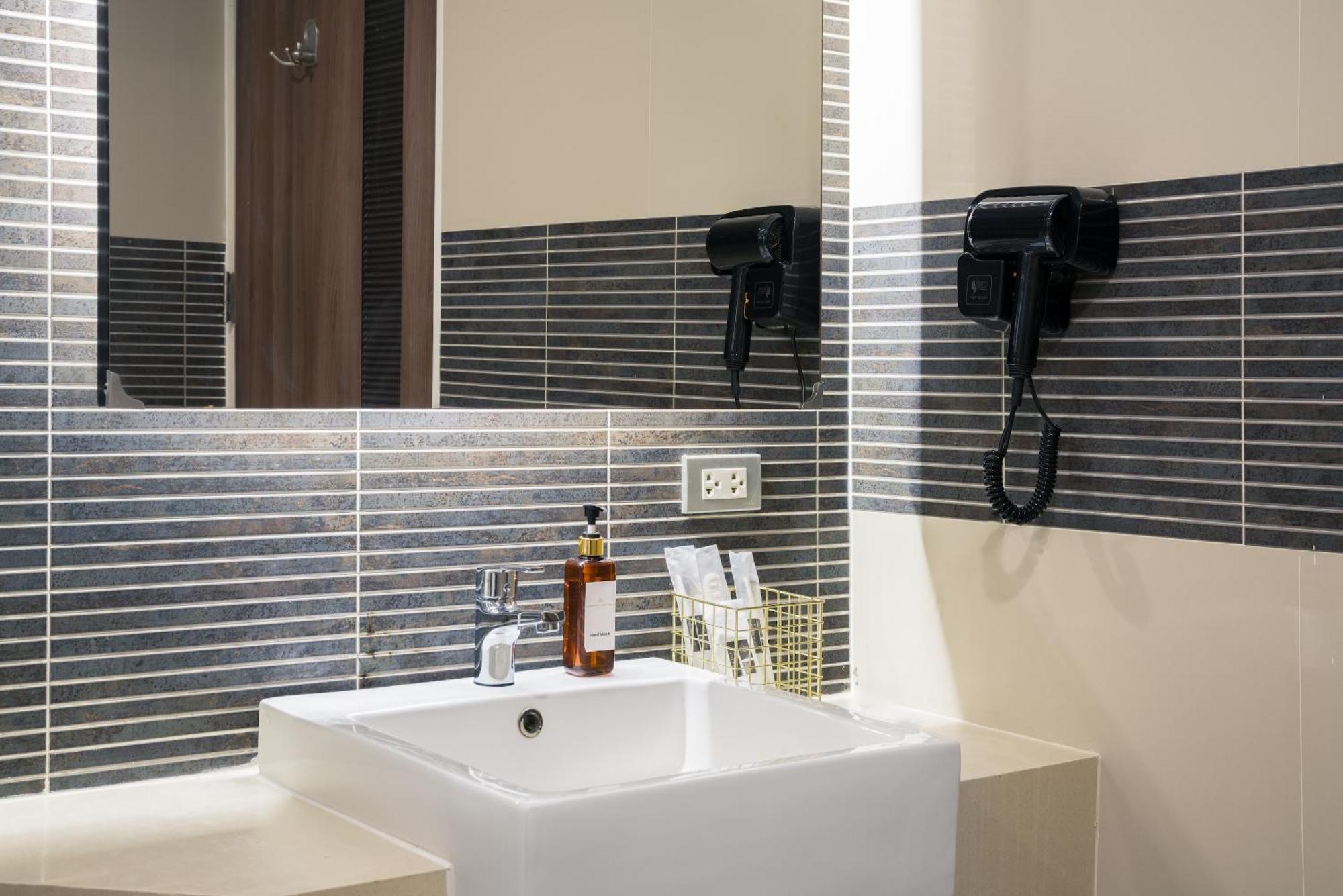 Aspira Suites Sukhumvit 20 Банкок Екстериор снимка